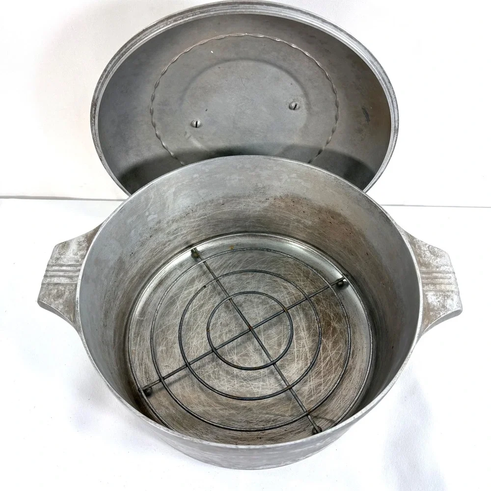 Wagner Ware Dutch Oven Silver Magnalite 4248-P Cast Aluminum with Lid and Trivet